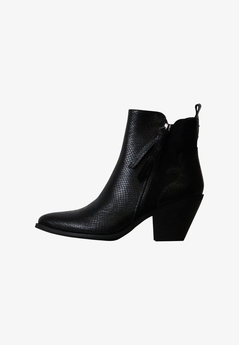 Bottine noire en cuir avec bout pointu, motif texturé, fermeture éclair latérale et talon bloc, vue de côté extérieur.