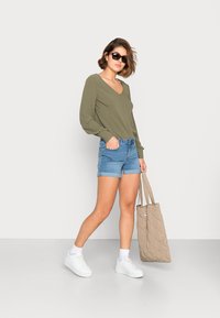 ONLY ONLMETTE UMA - Camisola de manga comprida - kalamata