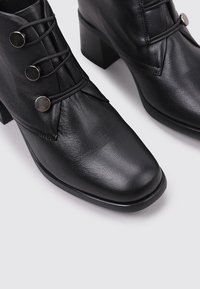 Sandra Fontán Botines con cordones - black