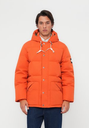 Helles orange Puffer-Jacke mit Kapuze, ausgestattet mit weißen Kordelzügen, seitlichen Taschen und einem Knopfverschluss. Strukturierte Steppdesign.