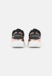 Schwarze Sportschuhe mit einem Mesh-Obermaterial, akzentuiert mit metallischem Roségold, gepolstertem Kragen und einer strukturierten weißen Außensohle. Markenlogo auf den Fersen.