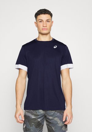 Camiseta atlética azul marino con puños de acento en blanco, escote redondo y logo en el hombro izquierdo. Fabricada con tejido que absorbe la humedad.