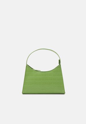Groene handtas met krokodillenstructuur en een enkele bovenhengsel op een effen lichte achtergrond.