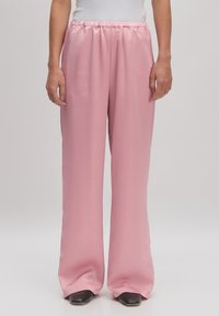 Rosa Satin-Hosen mit weitem Bein, elastischem Bund, glatter Textur und fließender Silhouette, entworfen für einen legeren Sitz.