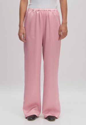 Roze satijnen broek met wijde pijpen en een elastische tailleband, met een gladde textuur en een vloeiende silhouet, ontworpen voor een comfortabele pasvorm.