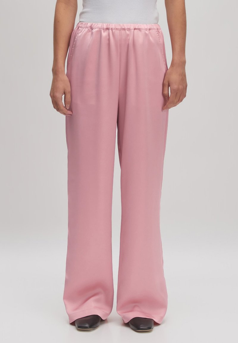 Rosa Satin-Hosen mit weitem Bein, elastischem Bund, glatter Textur und fließender Silhouette, entworfen für einen legeren Sitz.