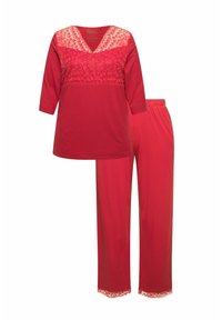 Červený dámský loungewear set s vrchním dílem s výstřihem do V a krajkovými detaily a 3/4 rukávy, doplněný o kalhoty s krajkovým lemem.