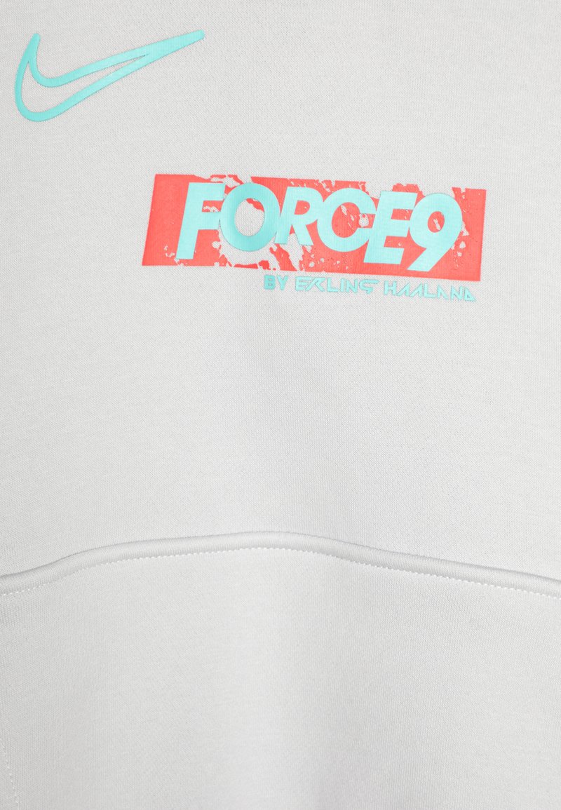 Sweatshirt blanc à la texture lisse, avec un graphique rouge et aqua frappant portant l'inscription "FORCE9" et un petit logo Nike aqua.