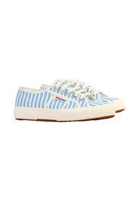 Baskets en toile rayées bleu et blanc avec une semelle en caoutchouc, dotées de lacets ronds et d'un petit logo rouge sur le côté.