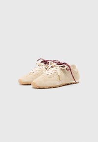 Nubikk BILLY LOU - Sportbačiai - beige