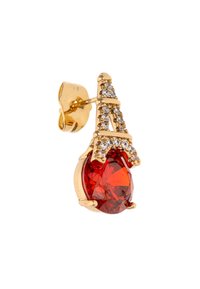 Goldfarbene Ohrringe mit einem tropfenförmigen roten Edelstein und einem Design, das dem Eiffelturm ähnelt, akzentuiert mit kleinen klaren Strasssteinen.
