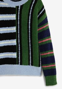 Mehrfarbiger Pullover mit einer Mischung aus gestreiften Mustern in Grün, Schwarz, Blau und Pink aus strukturiertem Stoff. Rundhalsausschnitt.