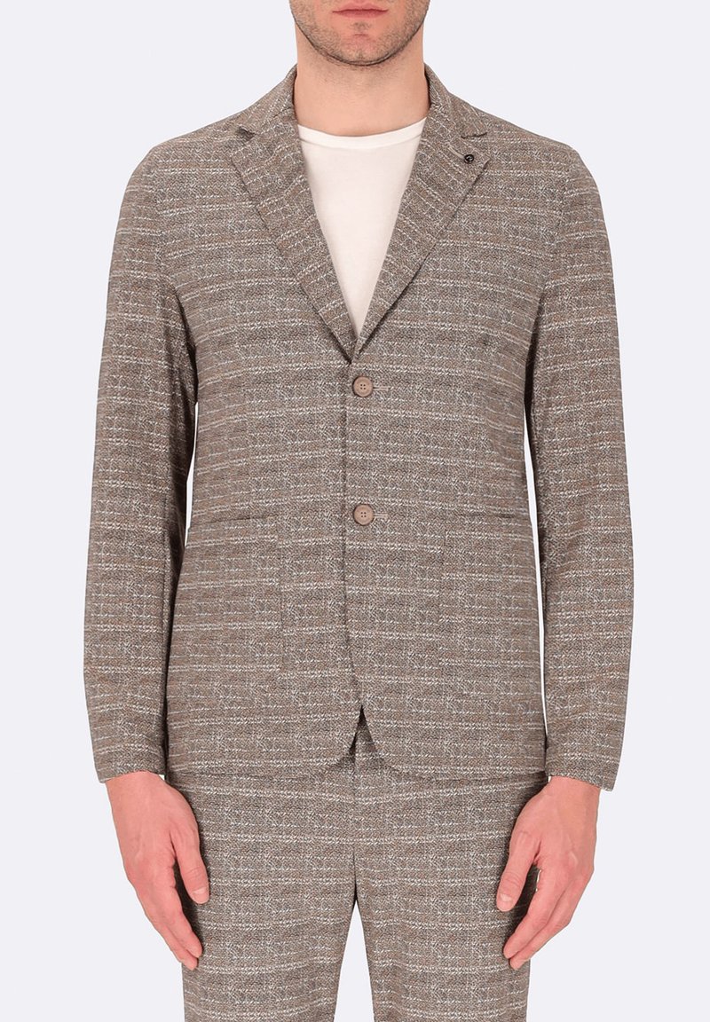 Blazer marrone a fantasia con due bottoni, rever a punta e tasche frontali; realizzato in tessuto testurizzato. Indossato sopra una camicia bianca.