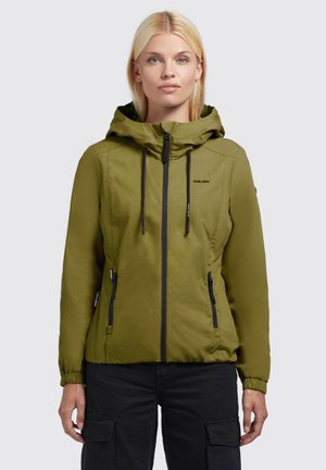 Veste à capuche vert olive avec fermeture éclair et deux poches frontales. Présente des poignets élastiques et un léger éclat du tissu.