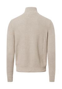 Maglione beige lavorato a maglia con colletto alto, motivo texturizzato, polsini e orlo a coste. Presenta un design senza cuciture sul retro e un materiale leggero.