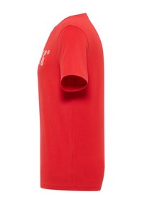 Czerwona bawełniana koszulka z okrągłym dekoltem i krótkimi rękawami. Na przodzie znajduje się biały nadruk z logo. Gładka faktura o klasycznym kroju.
