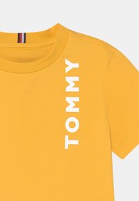 Tommy Hilfiger MULTI PLACEMENT TEE - Triko s potiskem - yielding yellow
