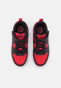 Røde og sorte Nike sneakers med polstret krave, perforeret tå, gummisål og en rem over snørebåndene. Med en sort indvendig.