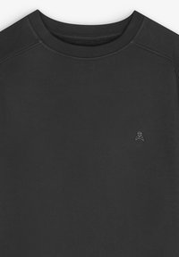 Zwarte sweatshirt met ronde hals en geribbelde kraag. Kenmerkend zijn de subtiele logo borduursels op de linkerborst. Gladde textuur, minimalistisch ontwerp.