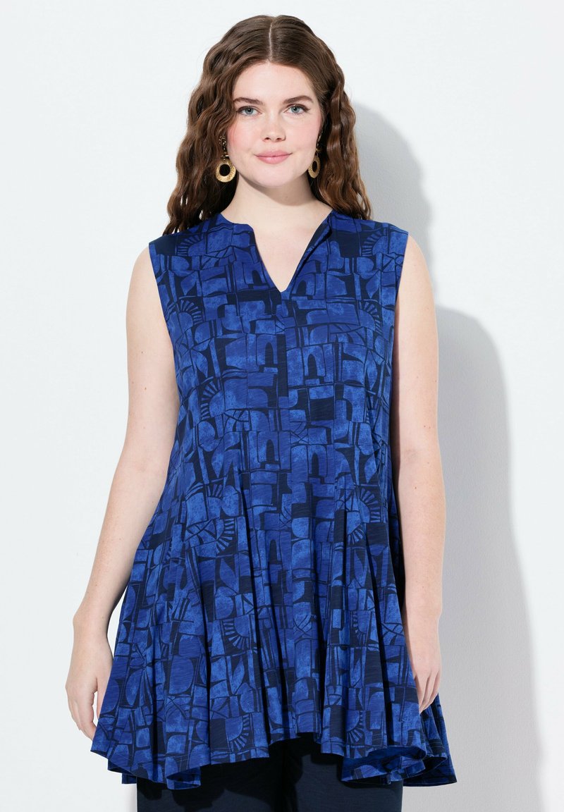 Tunic blu senza maniche con scollo a V, caratterizzata da un motivo astratto geometrico, design plissettato e tessuto morbido e testurizzato.