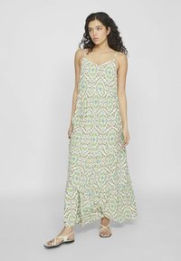 Vestido maxi de tejido ligero, con un patrón intrincado multicolor de azules y verdes, con tirantes finos y dobladillo acampanado.
