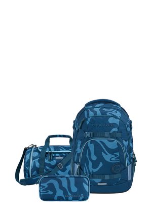 Blauer Camouflage-Rucksack, passendes zylindrisches Täschchen und Federmäppchen; strapazierfähiger Stoff, glatte Textur, verstellbare Riemen und Reißverschluss. 