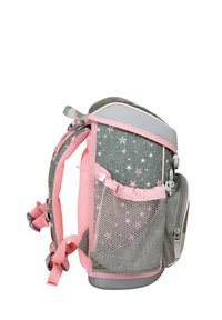 Grauer und rosa Rucksack mit Sternenmuster, Netzseitentasche, gepolsterten Trägern und einem Reißverschlussfach. Kompaktes Design mit geschwungener Form.