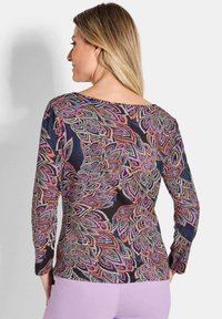 Langarmshirt met een meerkleurig bloemenpatroon op een donkere achtergrond, gemaakt van zachte stof met een ronde hals en een comfortabele pasvorm.