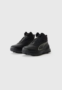 Czarne buty sportowe z gładkim, teksturowanym wykończeniem, zapinane na zamek, z wyprofilowanym kołnierzem, akcentem w postaci logo oraz solidną podeszwą zapewniającą przyczepność.