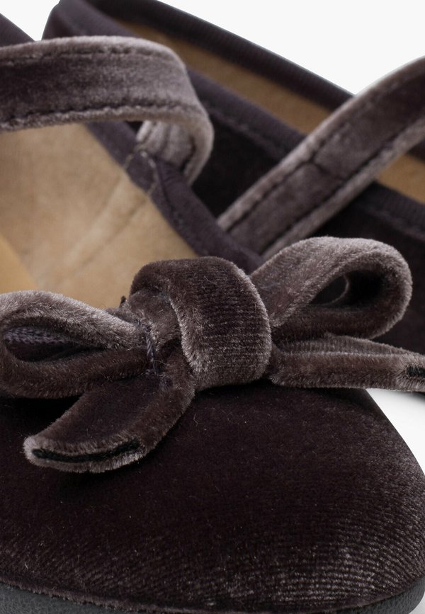 MERCEDITAS  – Riemchenballerina – gris