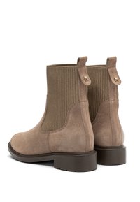 Rudos zomšiniai aulinukai iki kulknies su raukšlėta audinio dalimi, su kilpelėmis gale ir žemais gumos kulnais. Nėra matomų logotipų ar išskirtinių raštų.