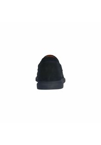 Schwarzer Wildleder-Pantoffel mit runder Zehenpartie, niedrigem Profil, Gummisohle und kontrastierender brauner Innenauskleidung. Minimale Nähdetails.