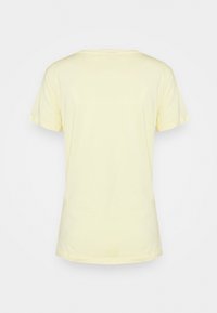 Geel T-shirt met korte mouwen, gemaakt van katoen. Simpel ontwerp met ronde hals, een gladde textuur en zonder zichtbare patronen of accenten.