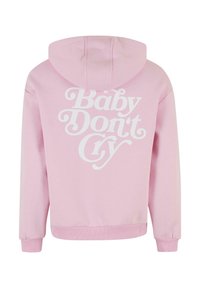 Roza dukserica s velikim bijelim natpisom "Baby Don't Cry" na leđima. Ima kapuljaču s vezicom te rebraste manšete i donji rub. Izrađena je od mekog materijala.