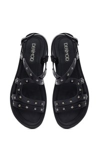 Zwarte sandalen met een platte zool, glanzend materiaal, studsaccents en een verstelbare enkelband met een textuur inlegzool.