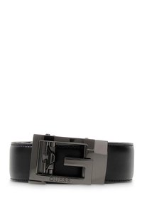 Cintura in pelle nera con una larghezza ampia, caratterizzata da una fibbia in metallo nero lucido incisa con la scritta "GUESS" e un dettaglio hardware distintivo.
