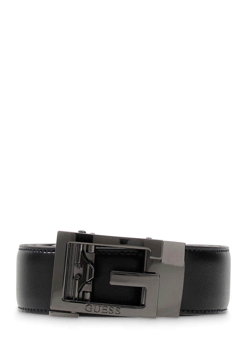 Cintura in pelle nera con una larghezza ampia, caratterizzata da una fibbia in metallo nero lucido incisa con la scritta "GUESS" e un dettaglio hardware distintivo.