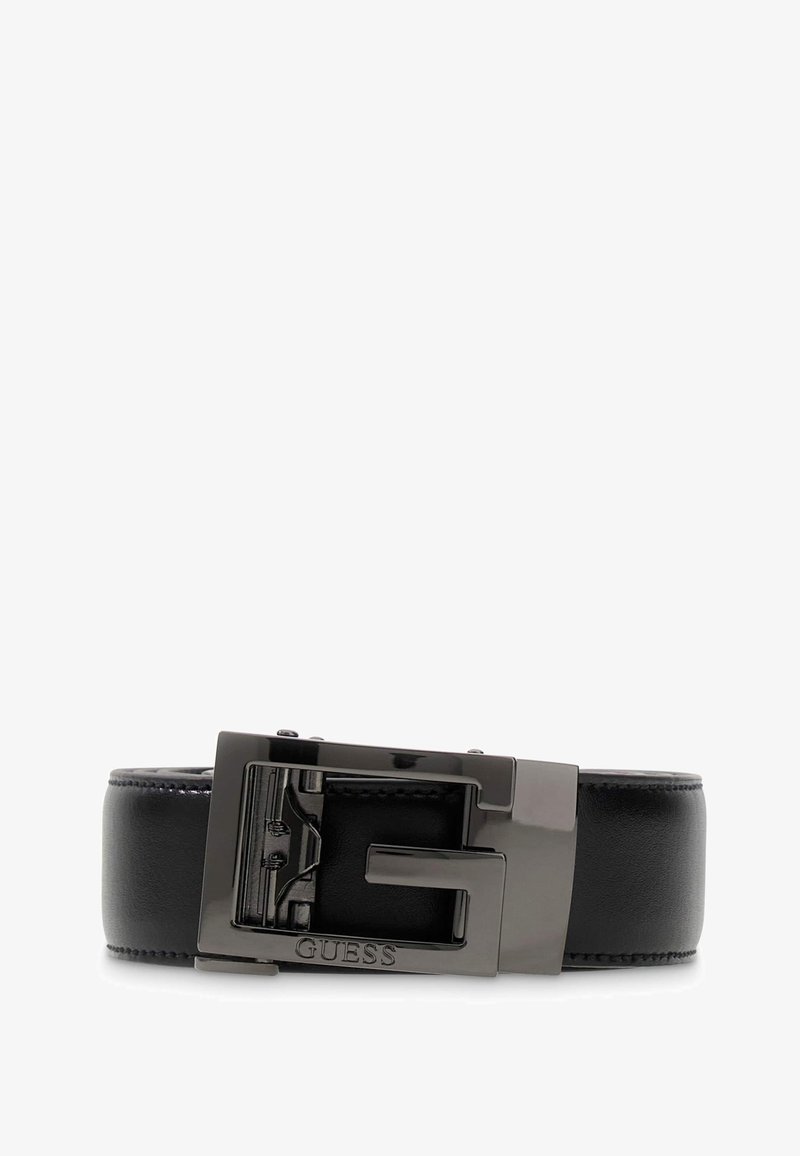 Schwarzer Ledergürtel mit breitem Design, ausgestattet mit einer glänzenden schwarzen Metallschnalle, die mit "GUESS" geprägt ist, und einem markanten, formschönen Hardware-Detail.