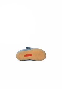 Niebieski tekstylny but na rzepie z gumową podeszwą z teksturowanym wzorem i czerwonym logo na spodzie.