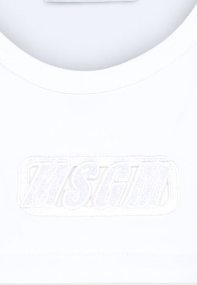 Top corto bianco con scollatura arrotondata e logo MSGM testurizzato ricamato in grigio chiaro al centro. Tessuto dal tocco liscio.
