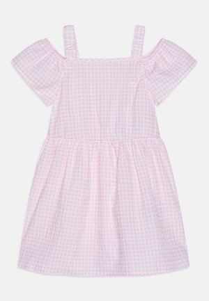 Robe à carreaux rose et blanche avec épaules dénudées, manches courtes bouffantes et fines bretelles.
