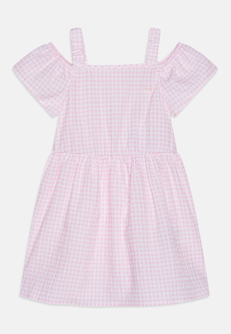 Robe à carreaux rose et blanche avec épaules dénudées, manches courtes bouffantes et fines bretelles.