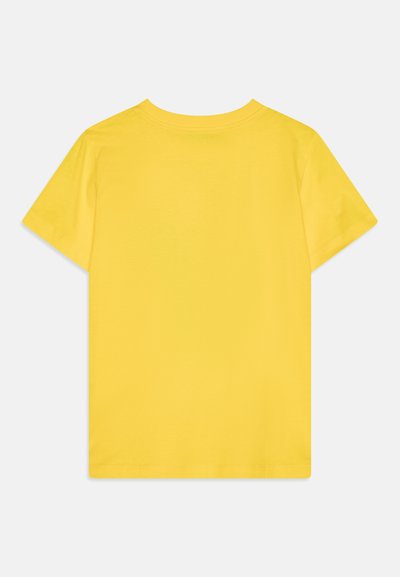 Camisa de manga corta en algodón color amarillo brillante. Cuello redondo clásico con un acabado limpio. Textura suave, sin patrones ni gráficos.