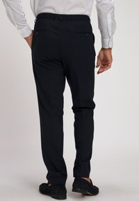 Námořnické slim-fit kalhoty s elastickým pasem, bočními a zadními kapsami a hladkou texturou látky.