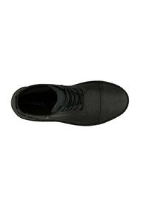Scarpa in pelle nera con punta arrotondata, design con lacci e lati testurizzati. Presenta una finitura liscia e una soletta imbottita.