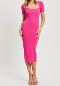 Abito aderente di lunghezza media in tessuto rosa vivace, con maniche corte e scollatura quadrata, texture liscia e stile bodycon.