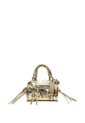 Majhna kovinska zlata torbica z pletenimi ročaji, sprednjim žepom z zadrgo ter detajli iz cofkov ob straneh in na zadrgah.