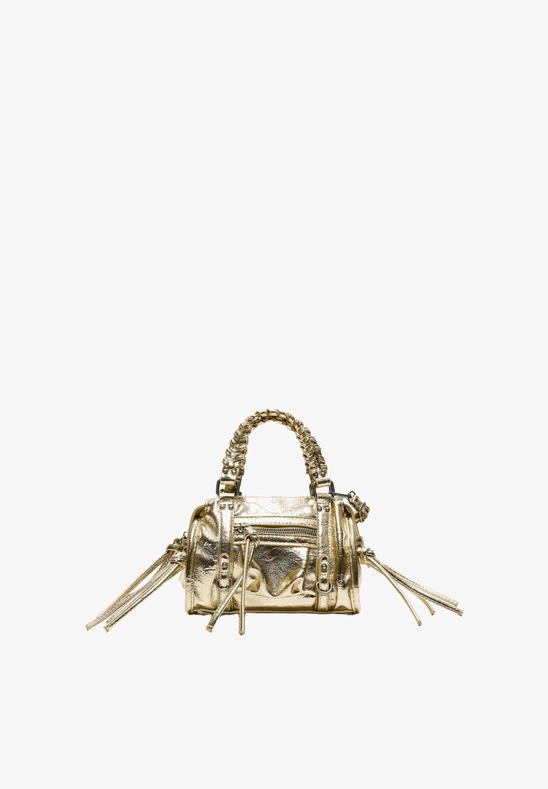 Petit sac à main métallique doré avec poignées tressées, poche avant zippée et détails de pompons sur les côtés et les curseurs de fermeture éclair.