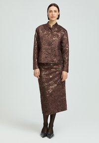 Bronze und dunkelbraunes, strukturiertes Zweiteiler-Outfit: taillierte Jacke mit hohem Kragen und knielangem Rock, akzentuiert mit einem dezenten metallischen Glanz.