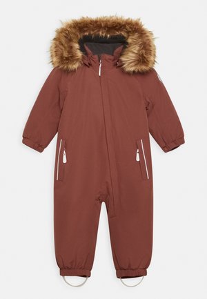 Monos de nieve aislantes marrones con capucha forrada de piel sintética, cierre frontal con cremallera, puños elásticos y dos bolsillos laterales. Presenta una textura suave.